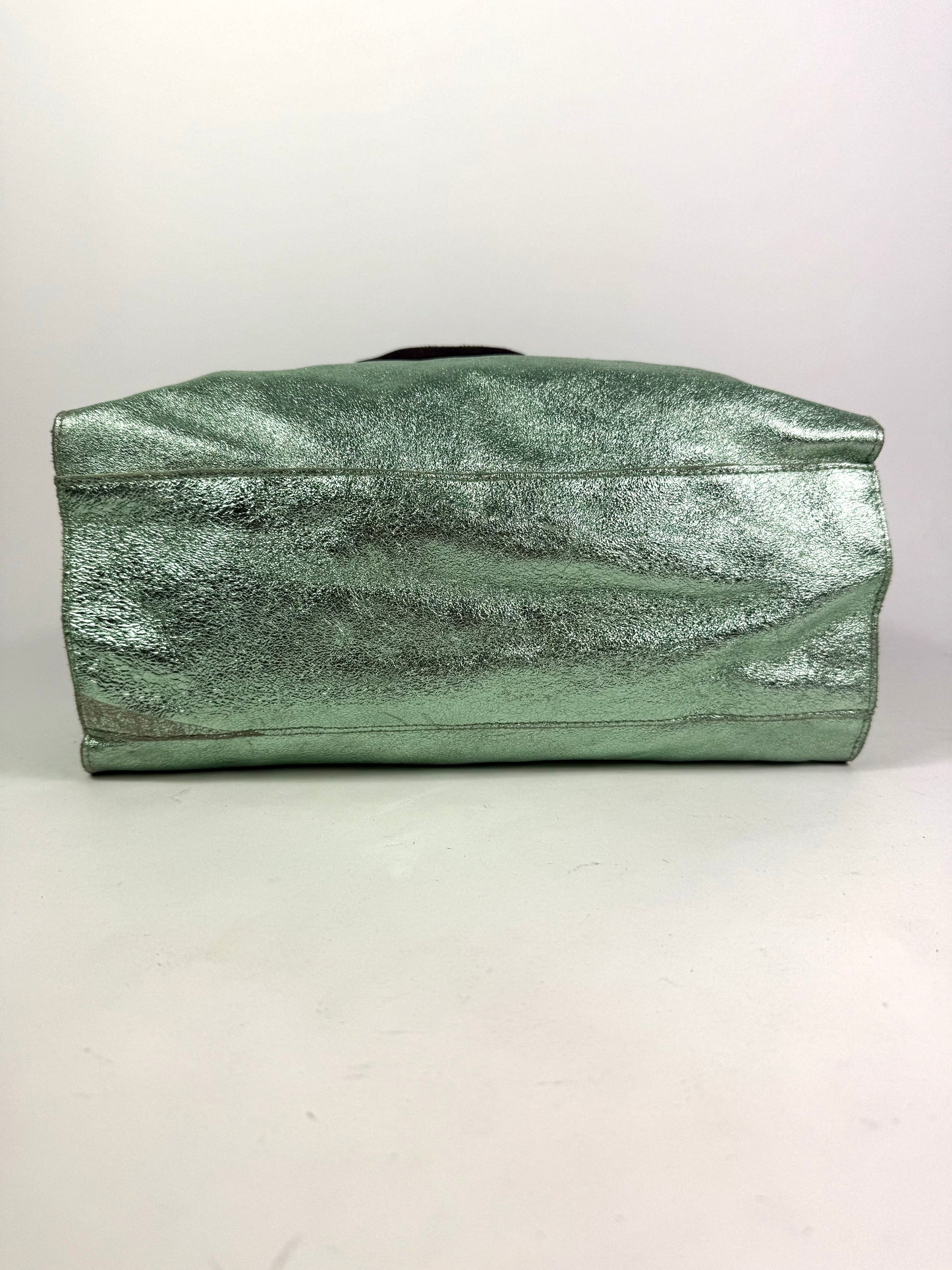 Borsa in pelle laminata verde salvia con tracolla