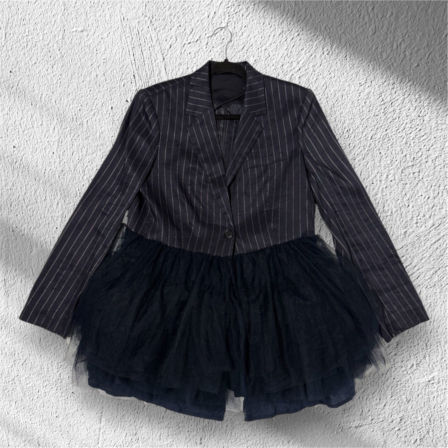 Blazer gessato e tulle ‘Trust no one’