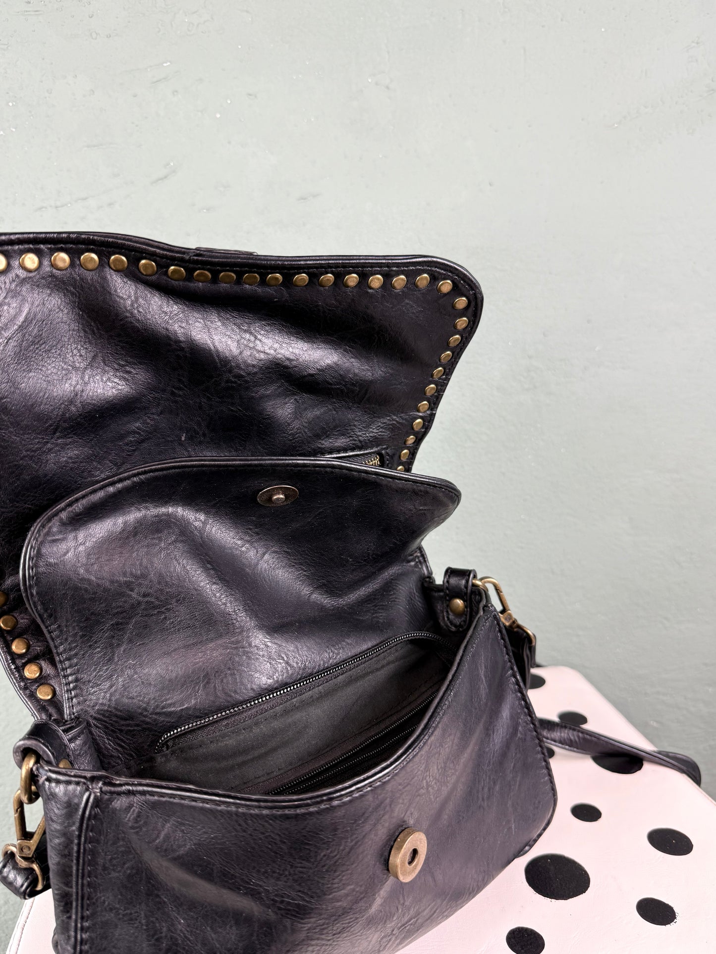 Pochette tracolla profilo borchie