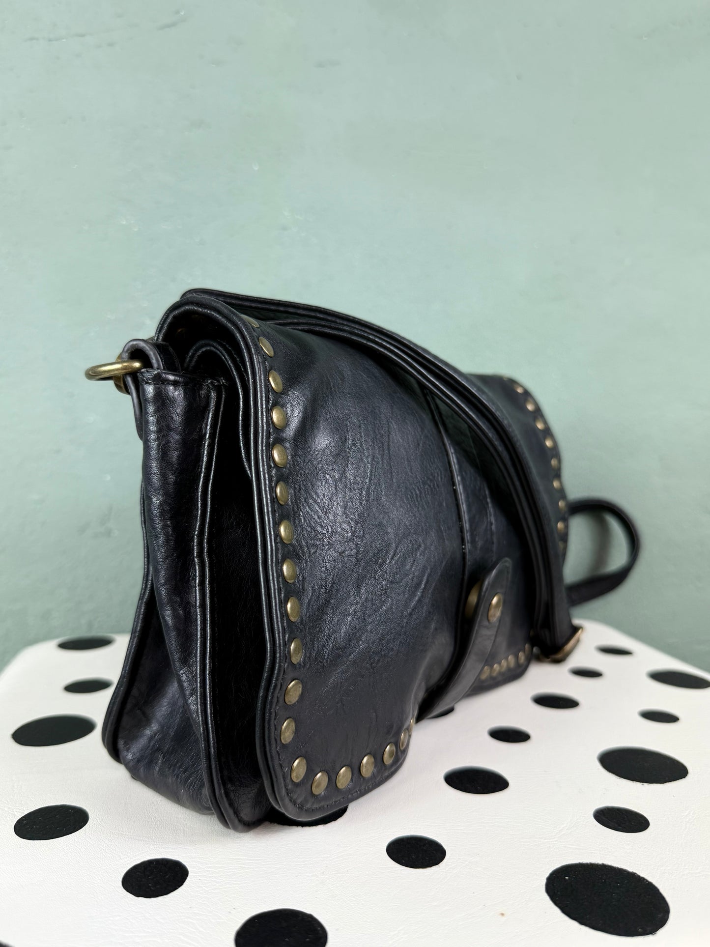 Pochette tracolla profilo borchie