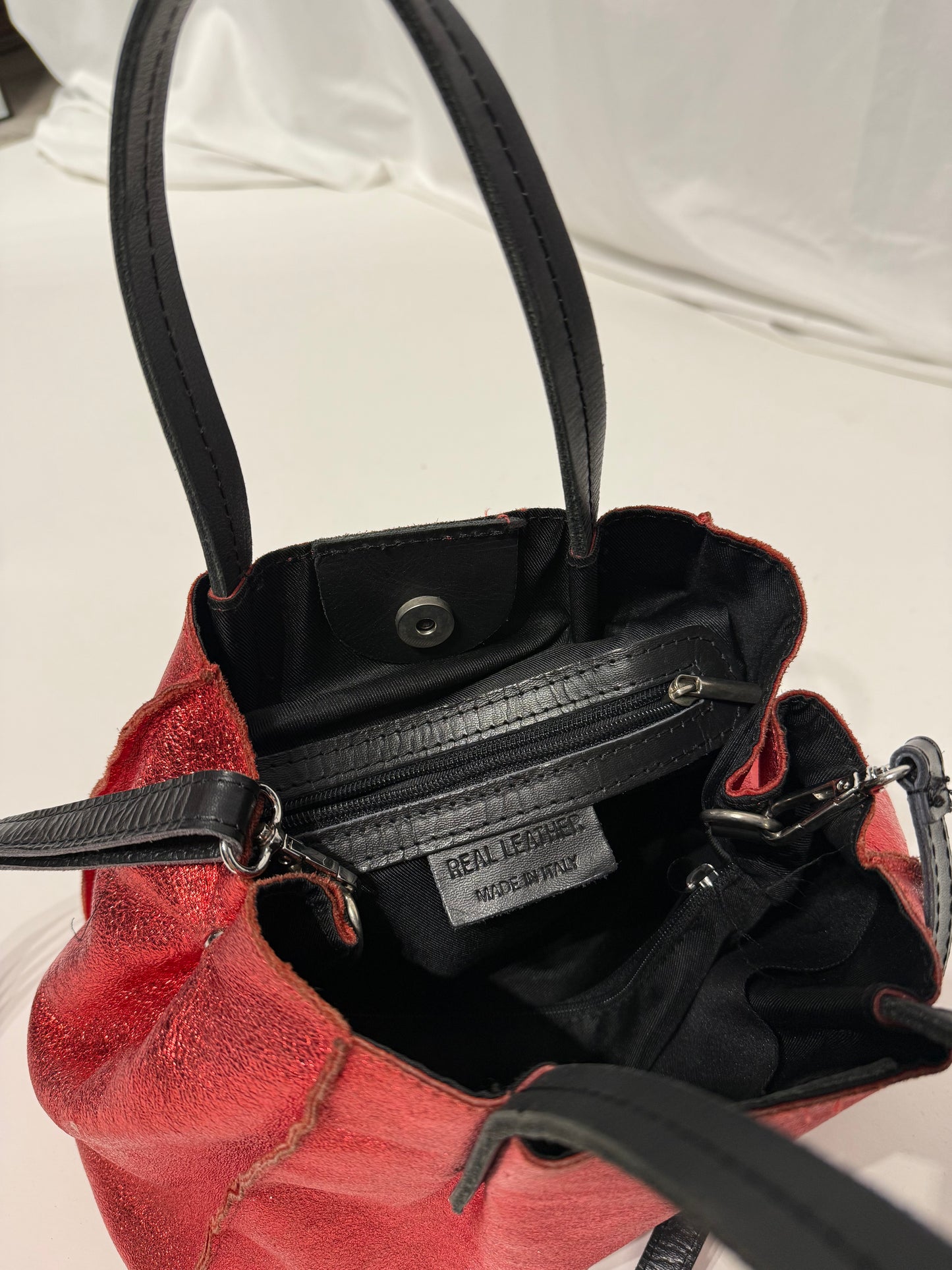 Borsa shopper in pelle laminata con tracolla