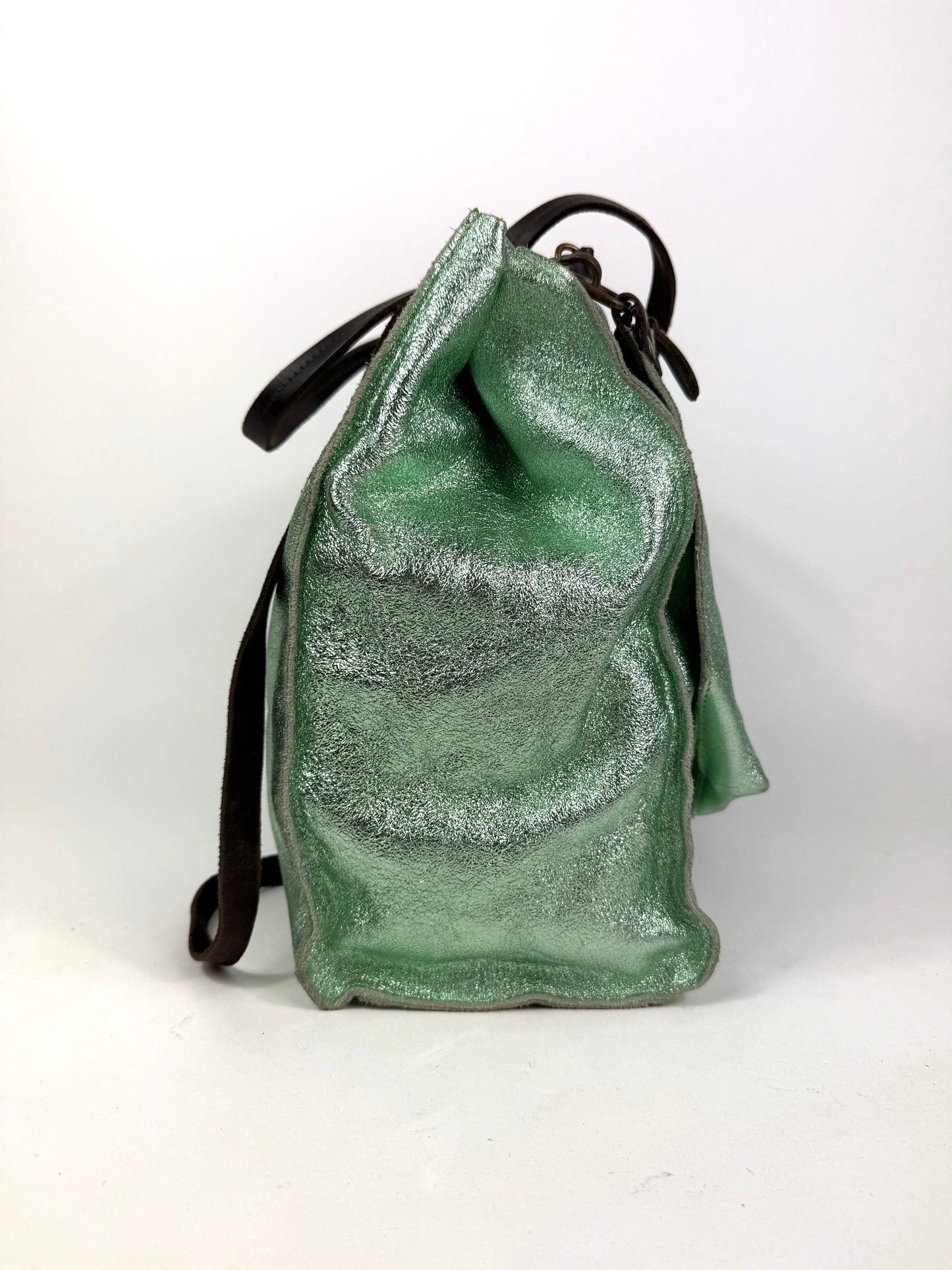 Borsa in pelle laminata verde salvia con tracolla