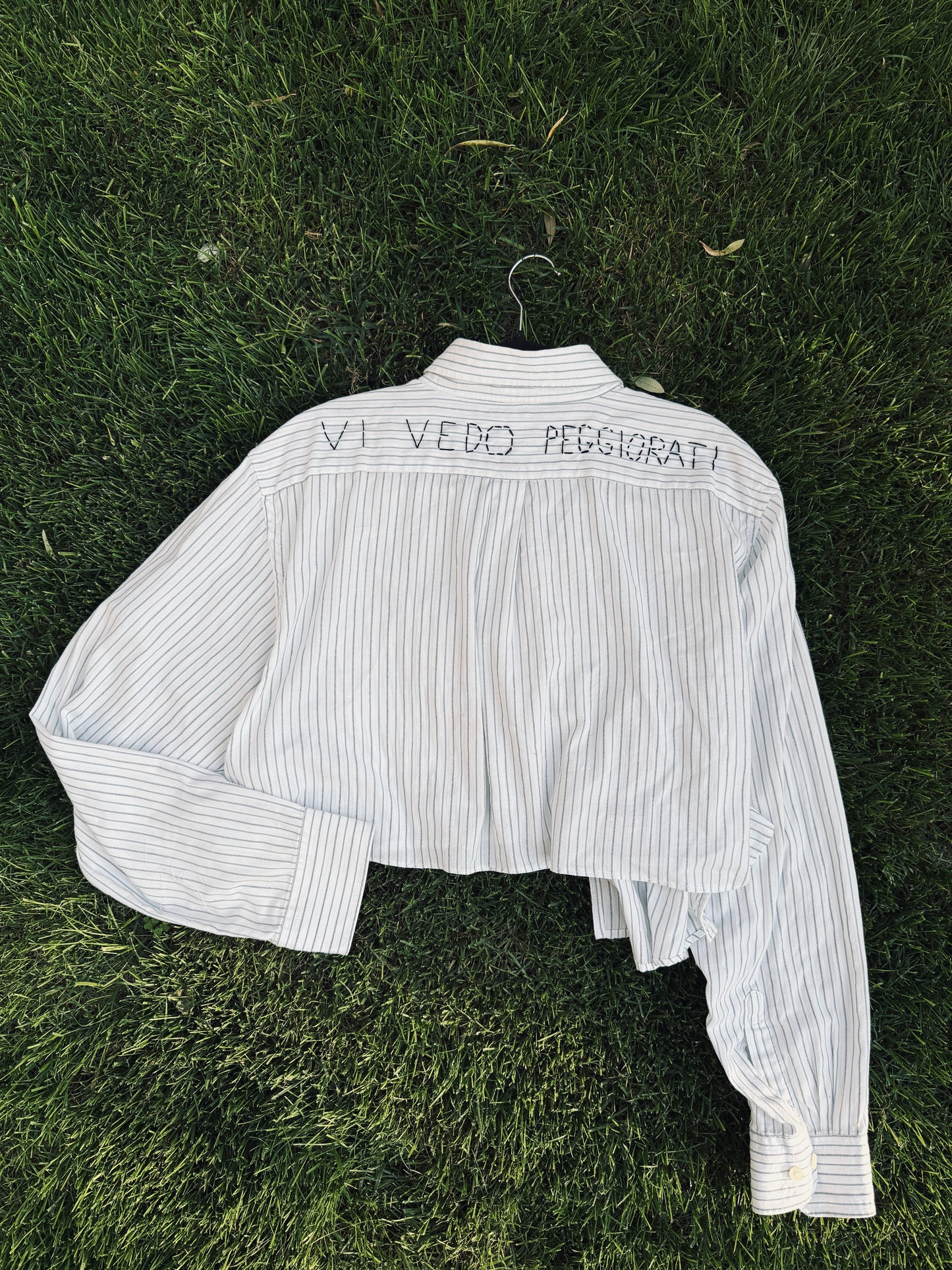 Camicia cropped handmade righe ‘Vi vedo peggiorati’ tg.L