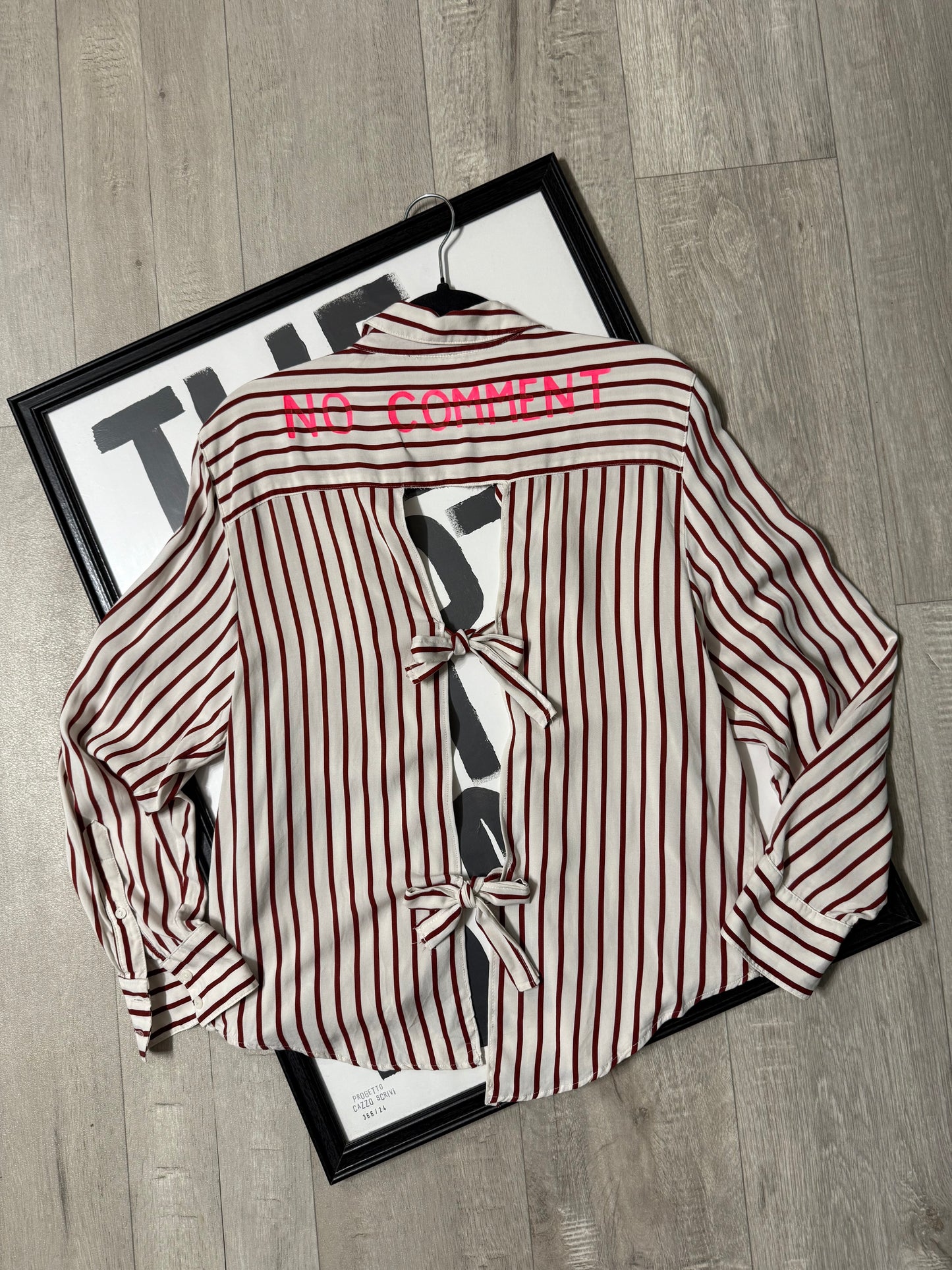 Camicia righe fiocco ‘NO COMMENT’