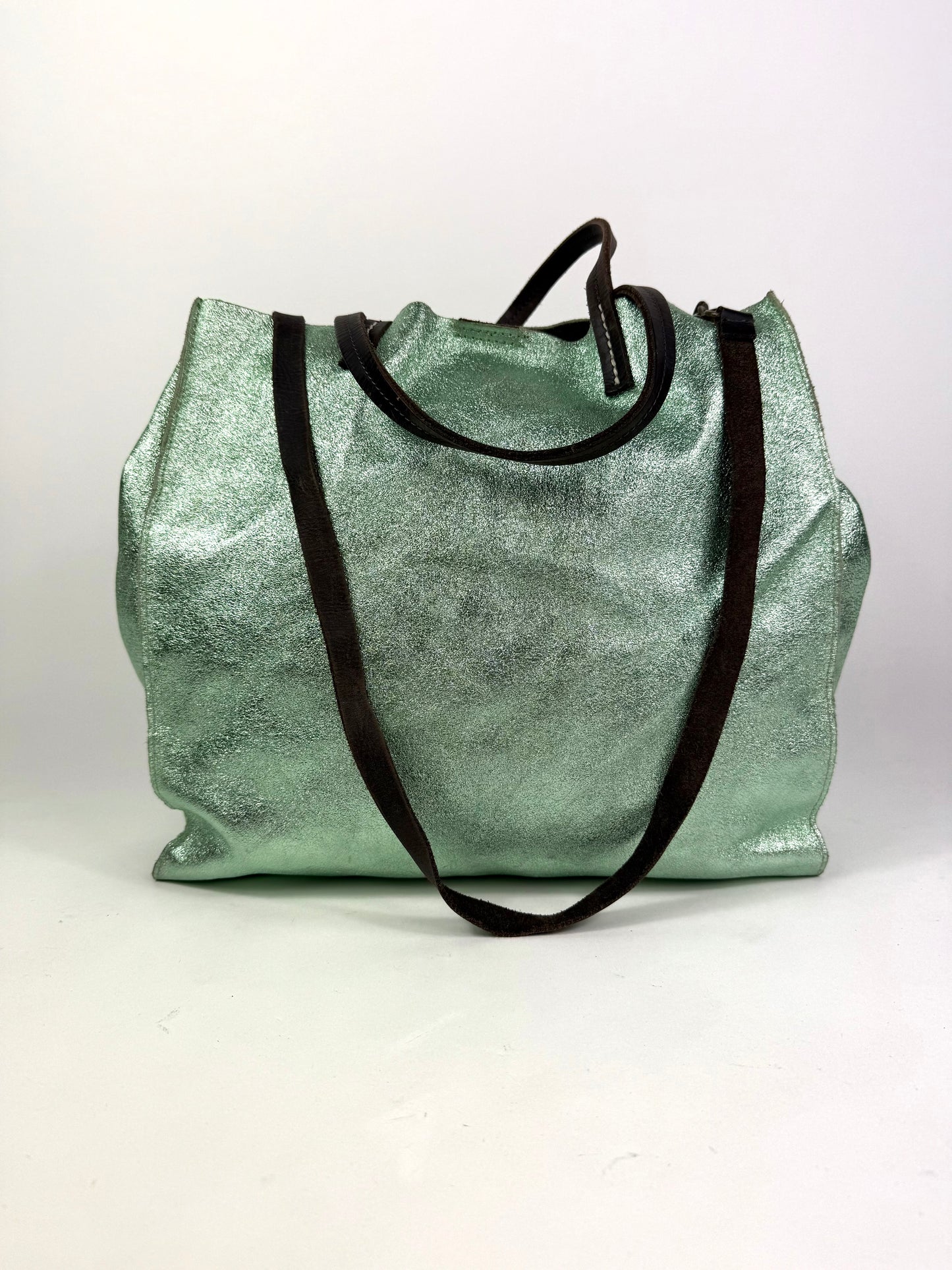 Borsa in pelle laminata verde salvia con tracolla