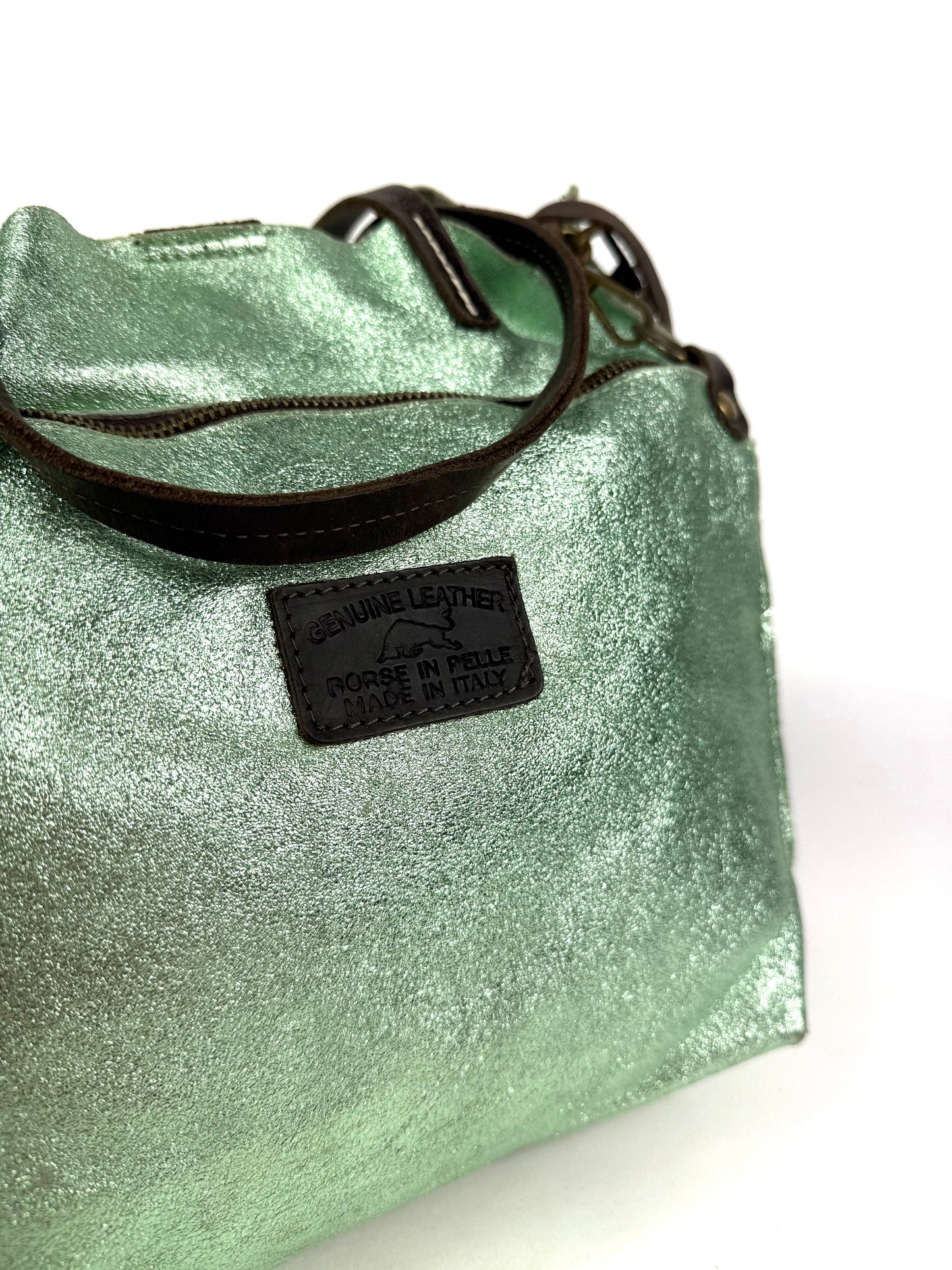 Borsa in pelle laminata verde salvia con tracolla