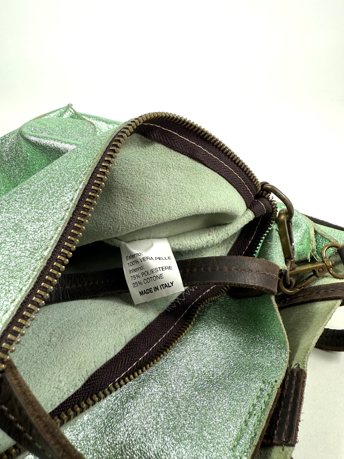 Borsa in pelle laminata verde salvia con tracolla
