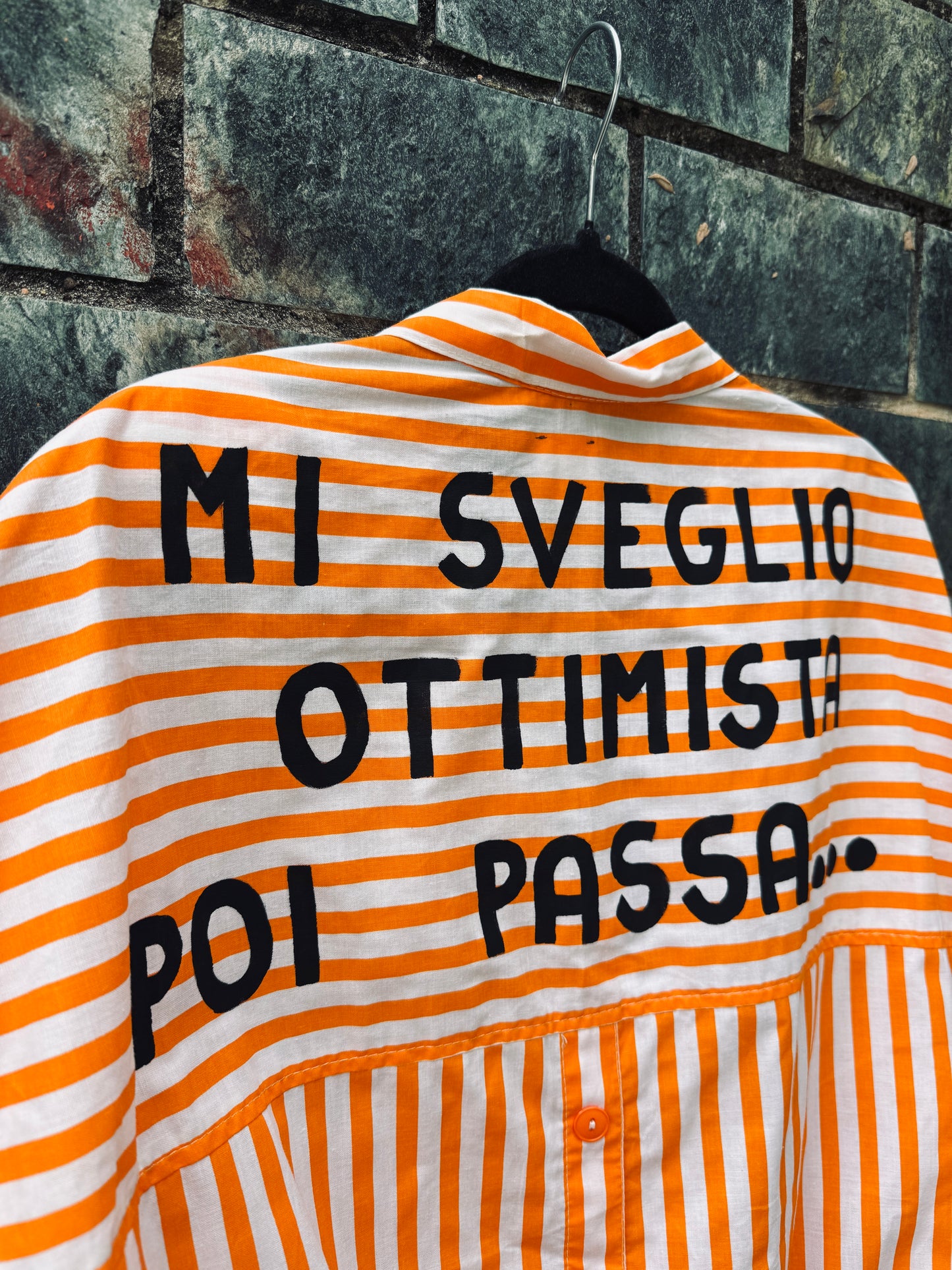Camicia righe rouge “Mi sveglio ottimista poi passa…” tg.M/L