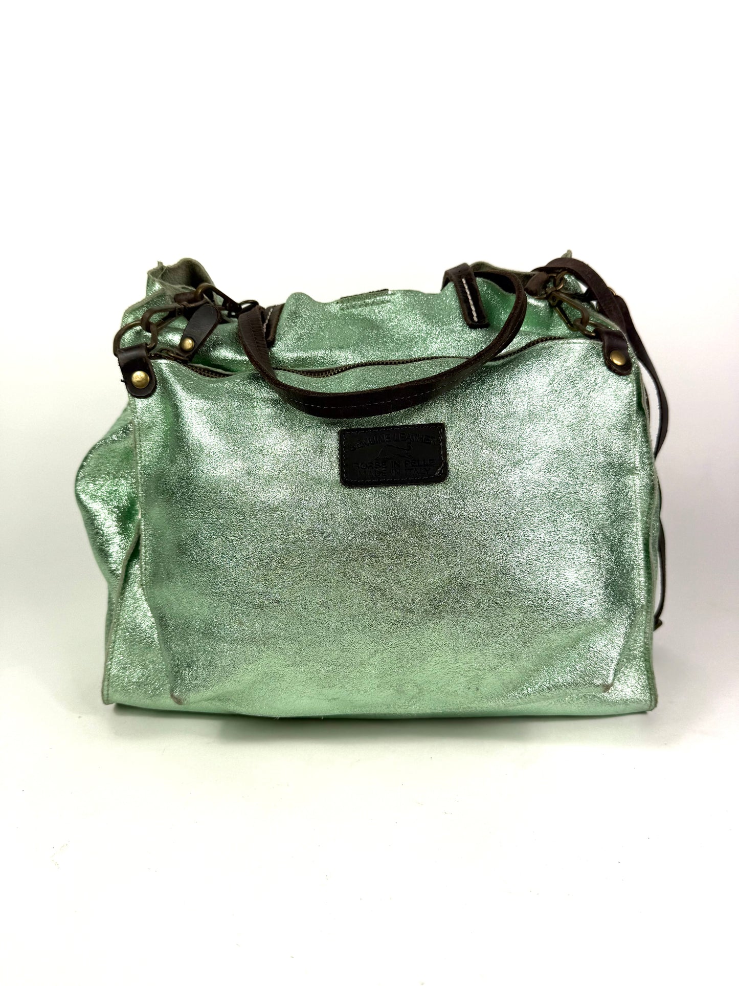 Borsa in pelle laminata verde salvia con tracolla