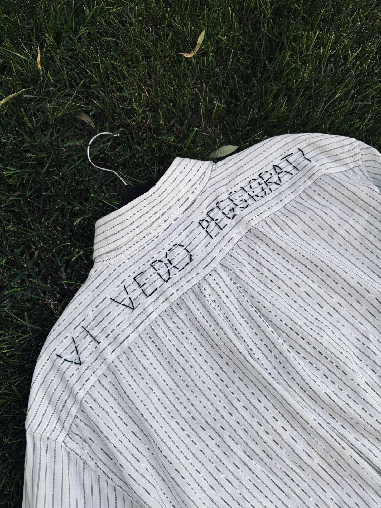 Camicia cropped handmade righe ‘Vi vedo peggiorati’ tg.L