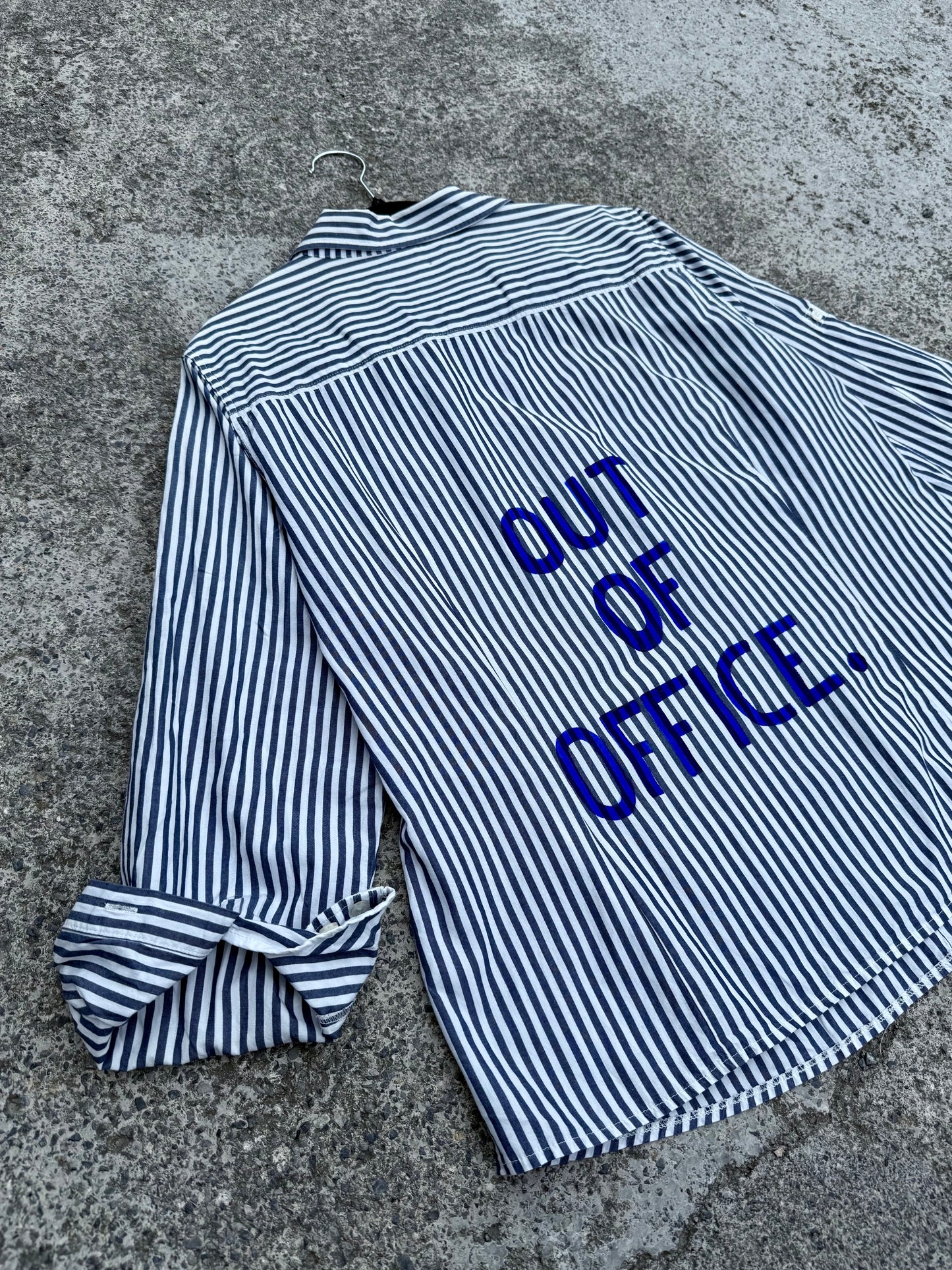 Camicia righe “OUT OF OFFICE” tg.M