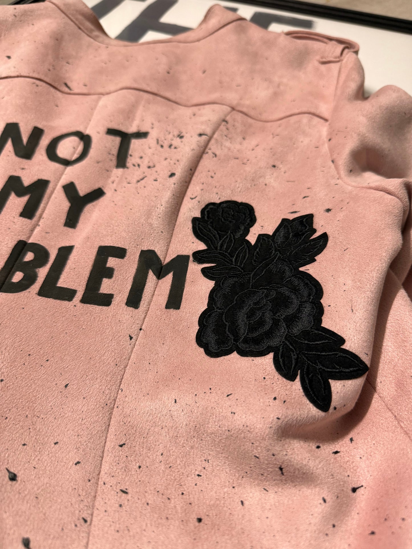 Giacca chiodo similpelle ‘Not my problem’