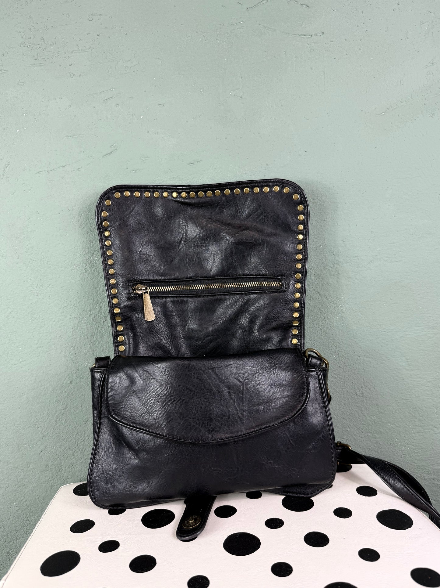 Pochette tracolla profilo borchie