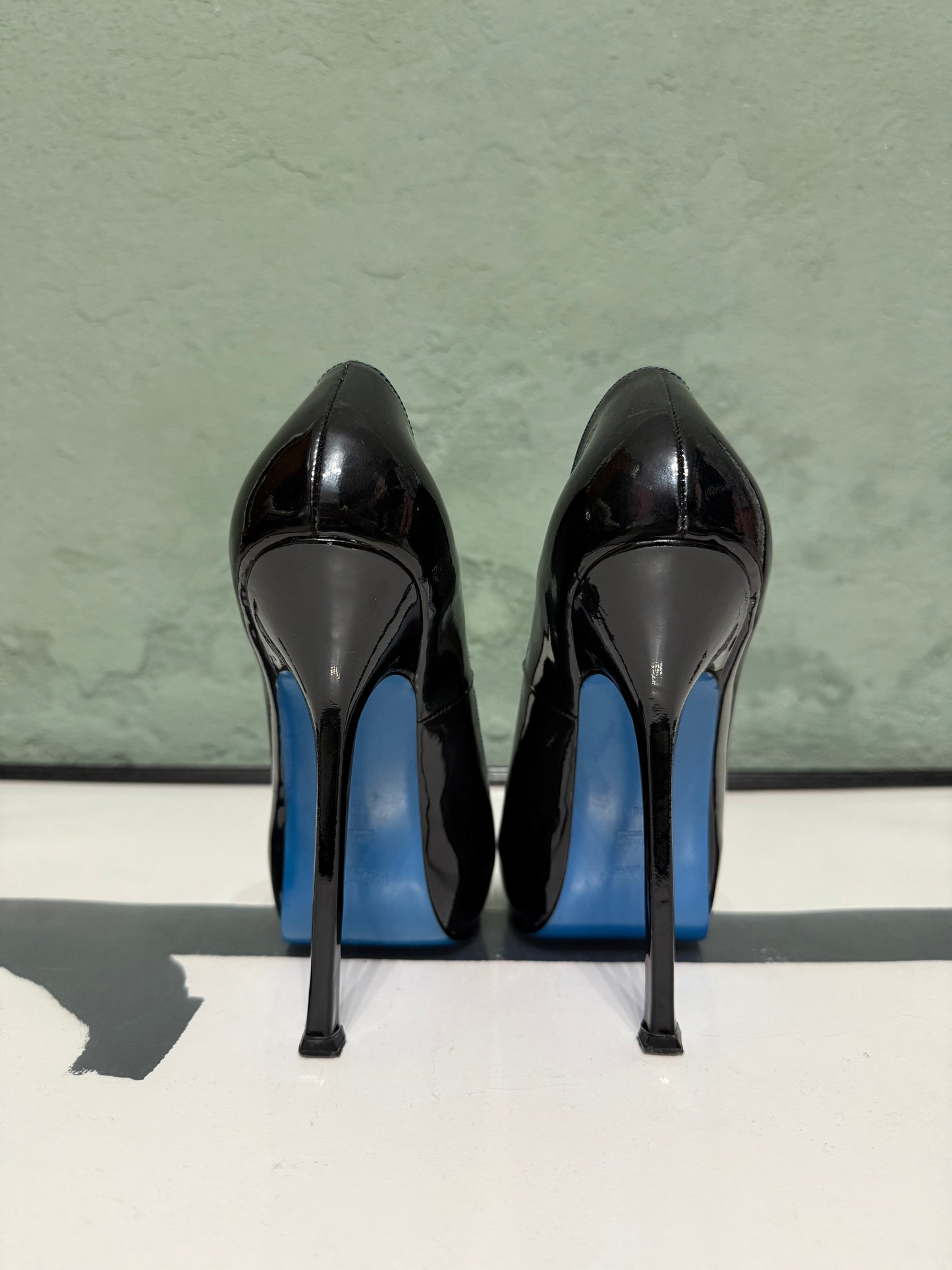 Décolleté vernice pumps Yves Saint Laurent n.38