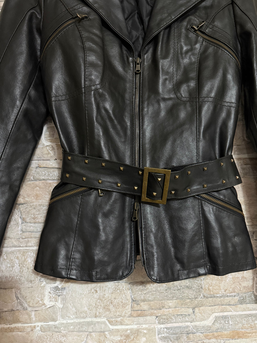 Giacca in pelle borchie