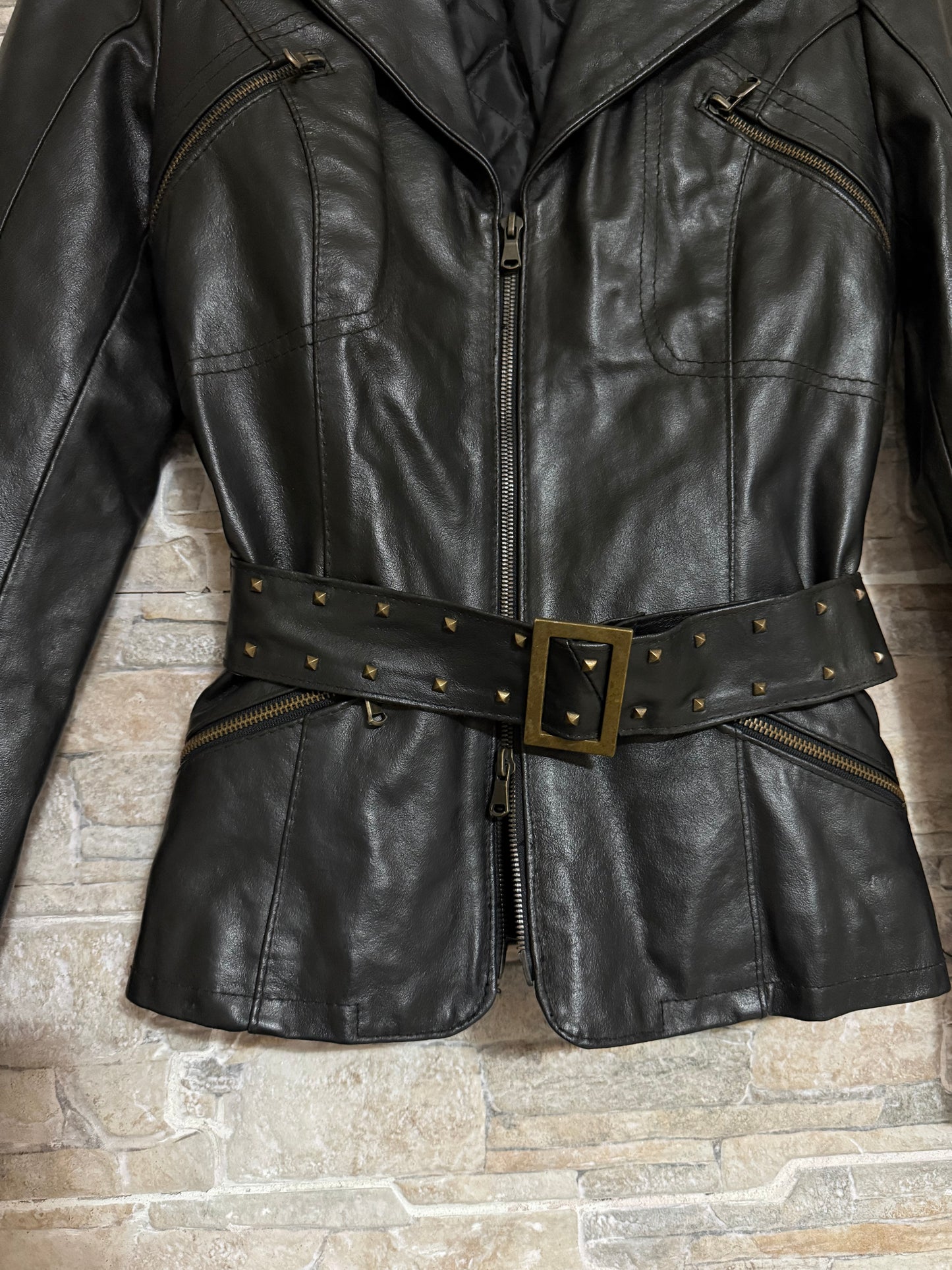 Giacca in pelle borchie
