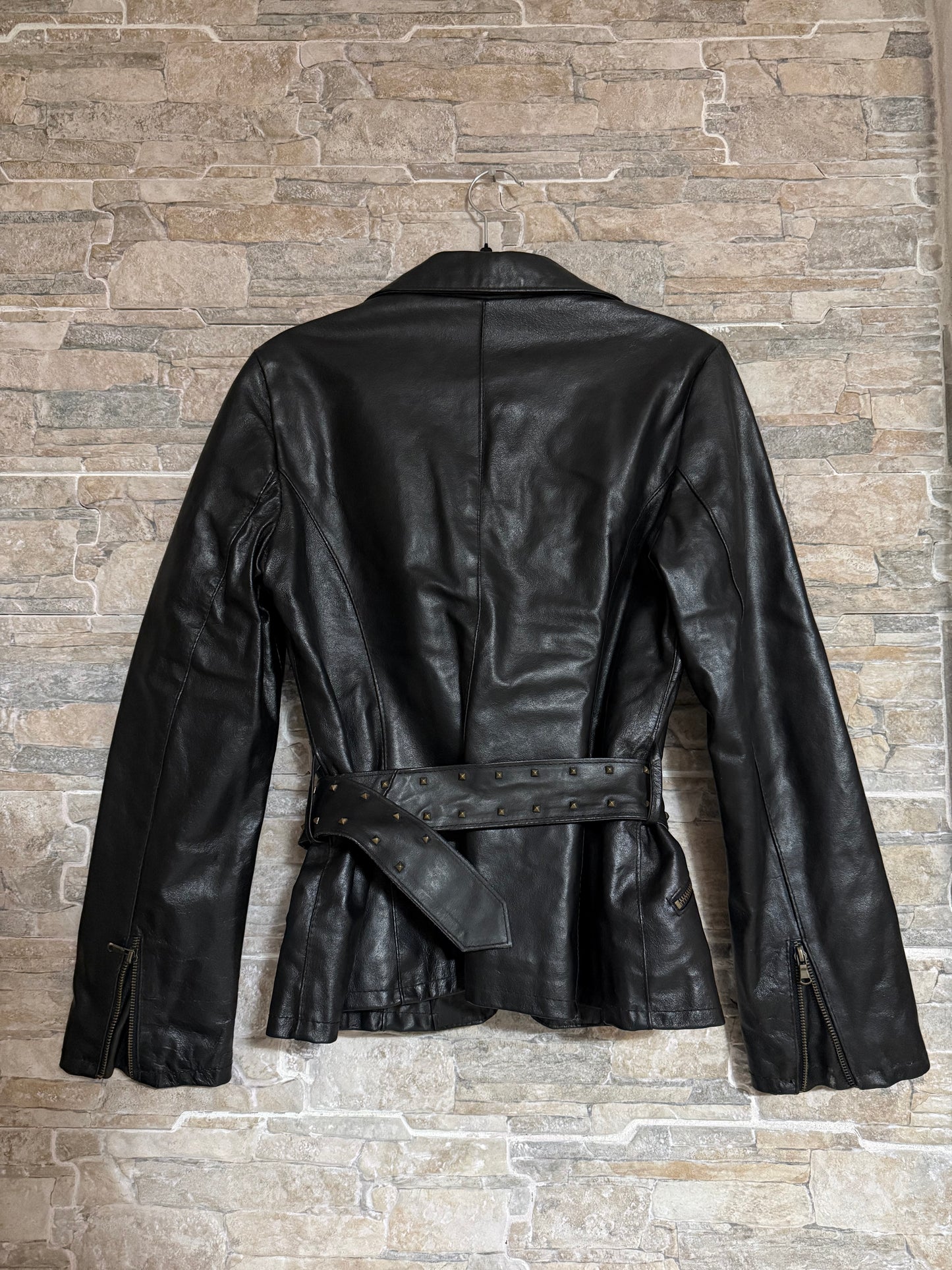Giacca in pelle borchie