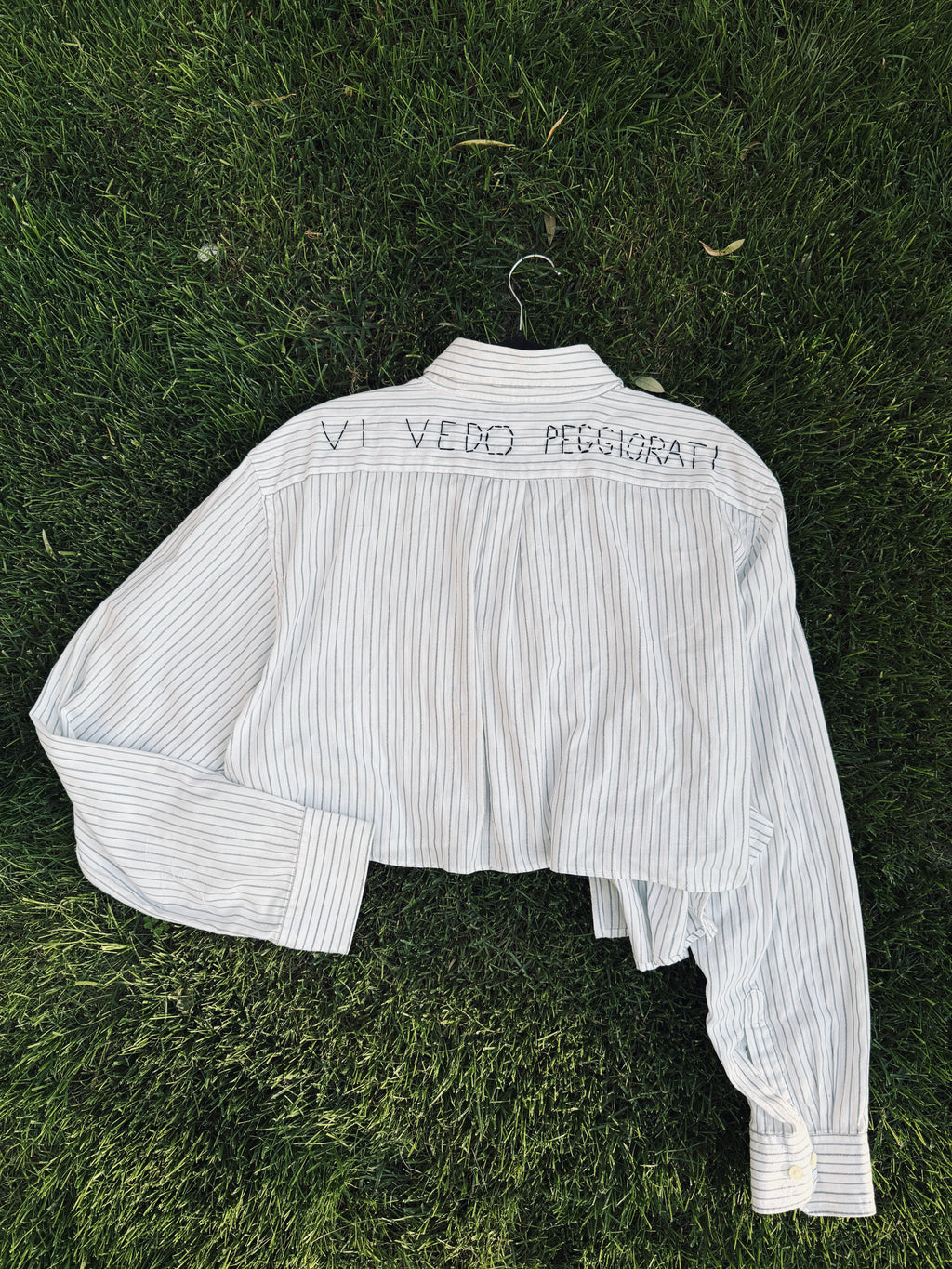 Camicia cropped handmade righe ‘Vi vedo peggiorati’ tg.L