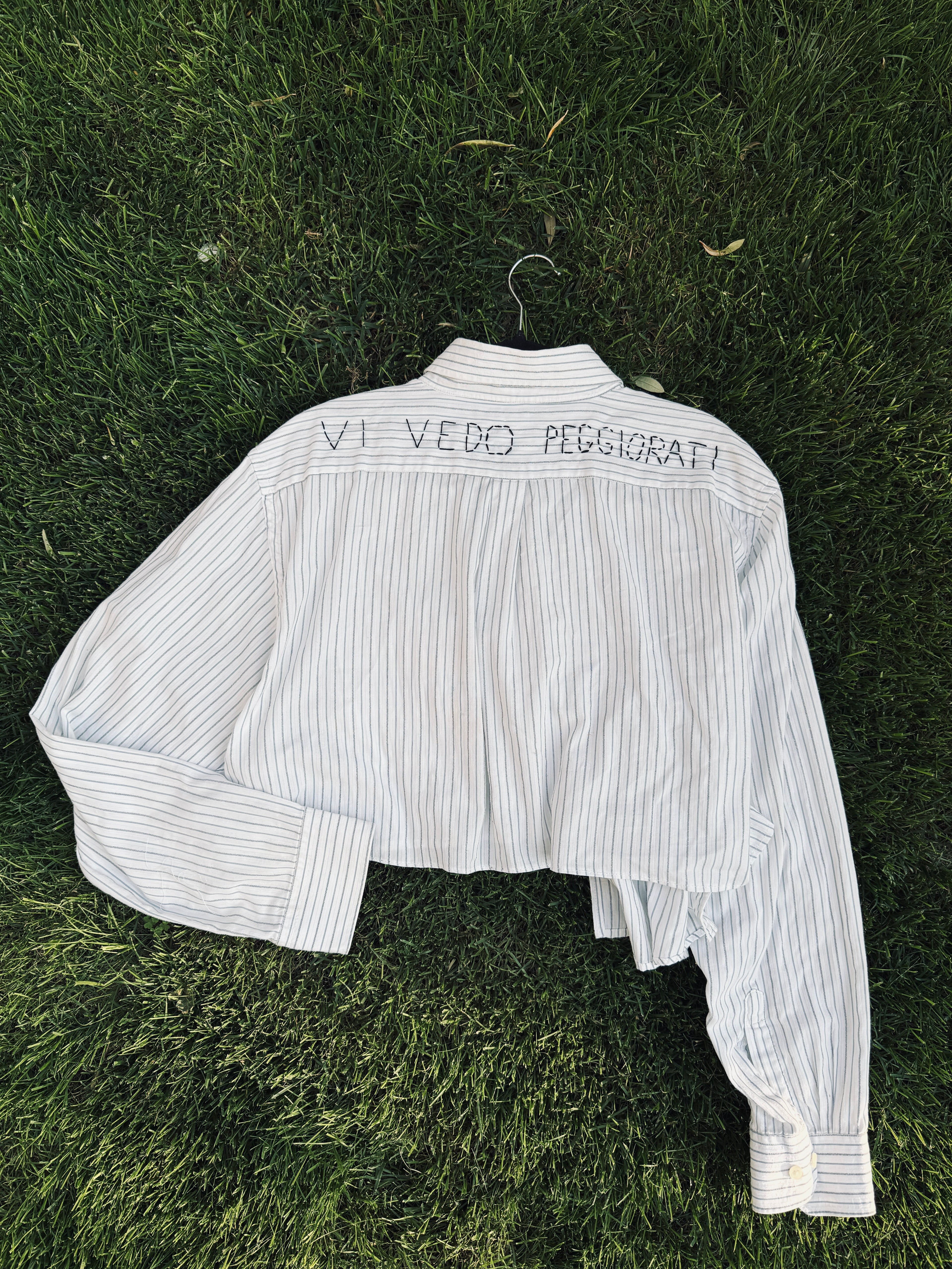 Camicia cropped handmade righe ‘Vi vedo peggiorati’ tg.L