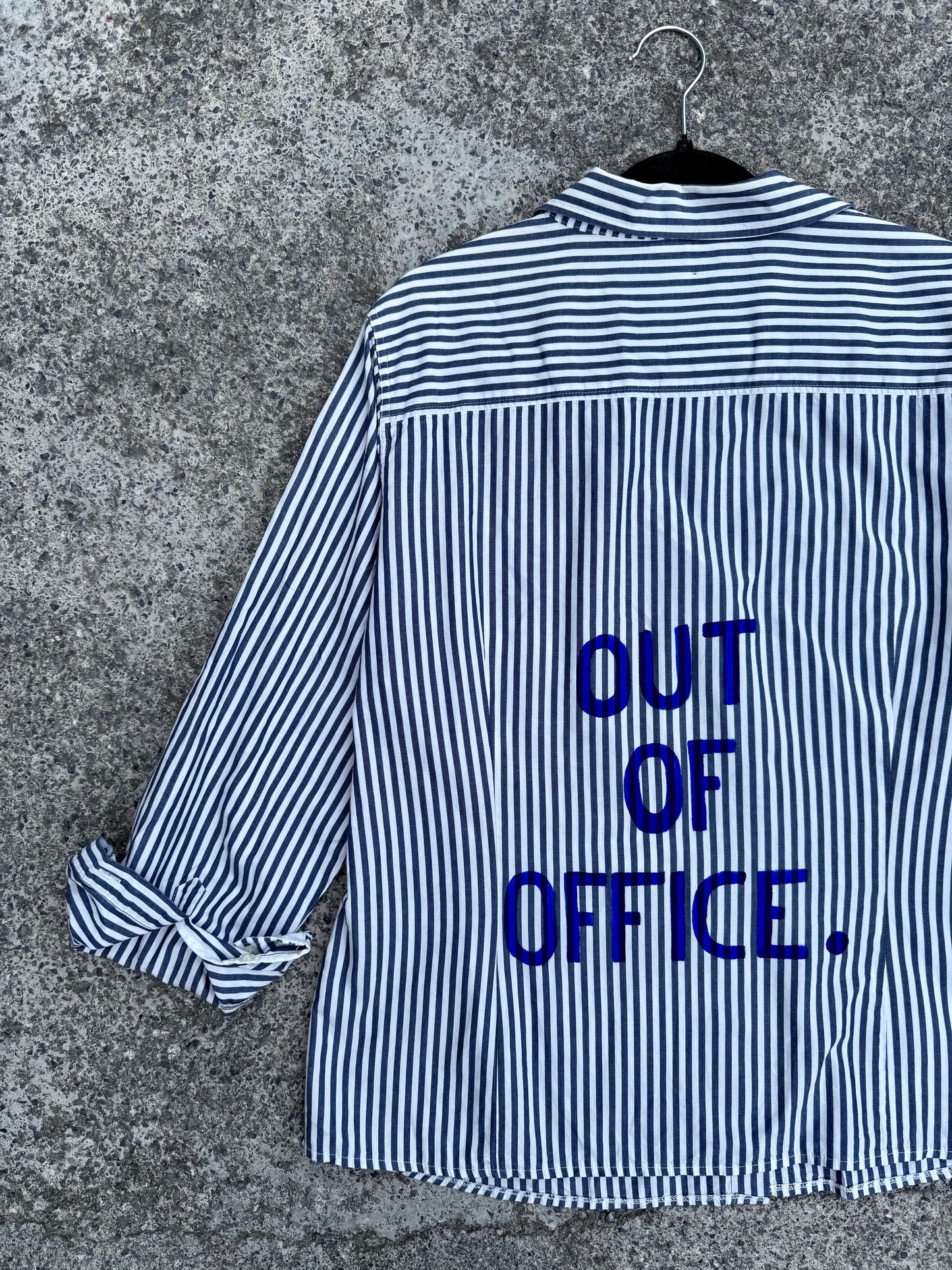Camicia righe “OUT OF OFFICE” tg.M