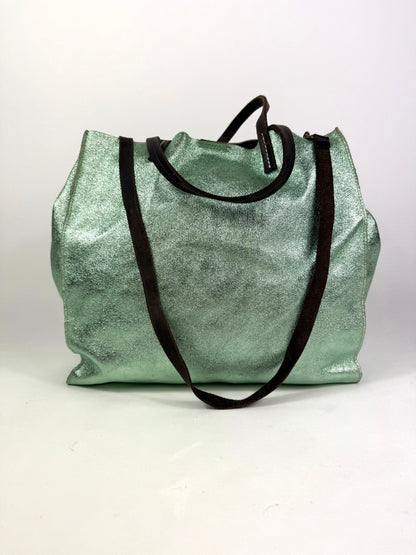 Borsa in pelle laminata verde salvia con tracolla