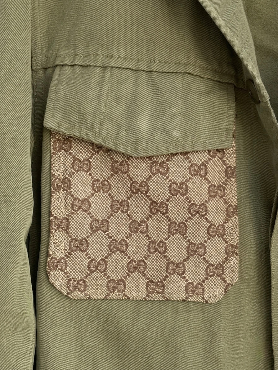 Giacca-camicia militare ‘I’m too Gucci’ upcycled