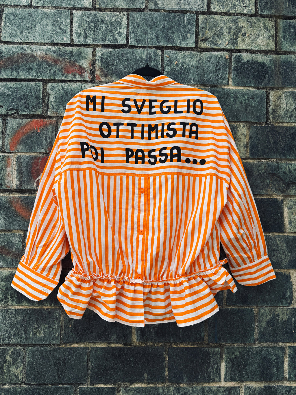 Camicia righe rouge “Mi sveglio ottimista poi passa…” tg.M/L