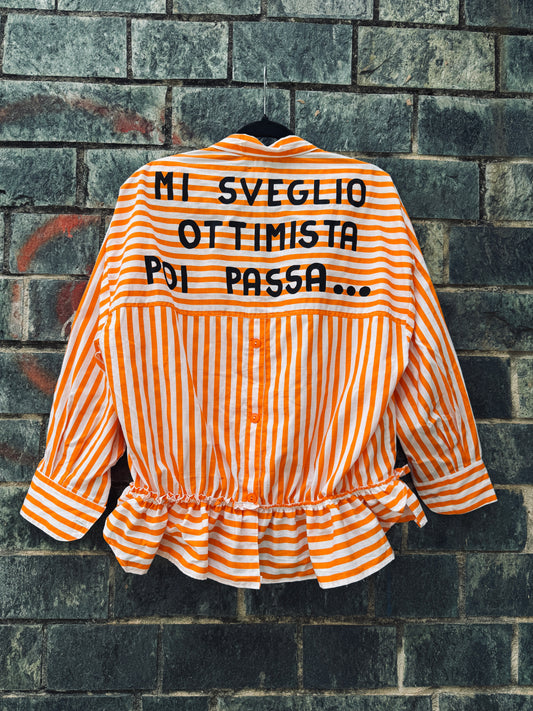 Camicia righe rouge “Mi sveglio ottimista poi passa…” tg.M/L