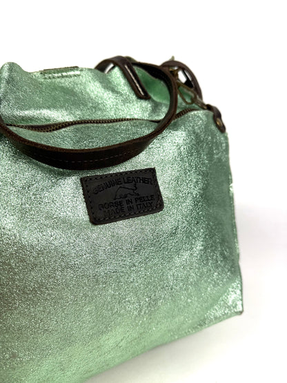 Borsa in pelle laminata verde salvia con tracolla