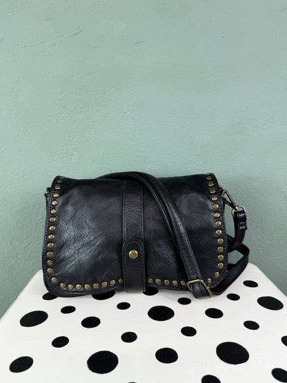 Pochette tracolla profilo borchie