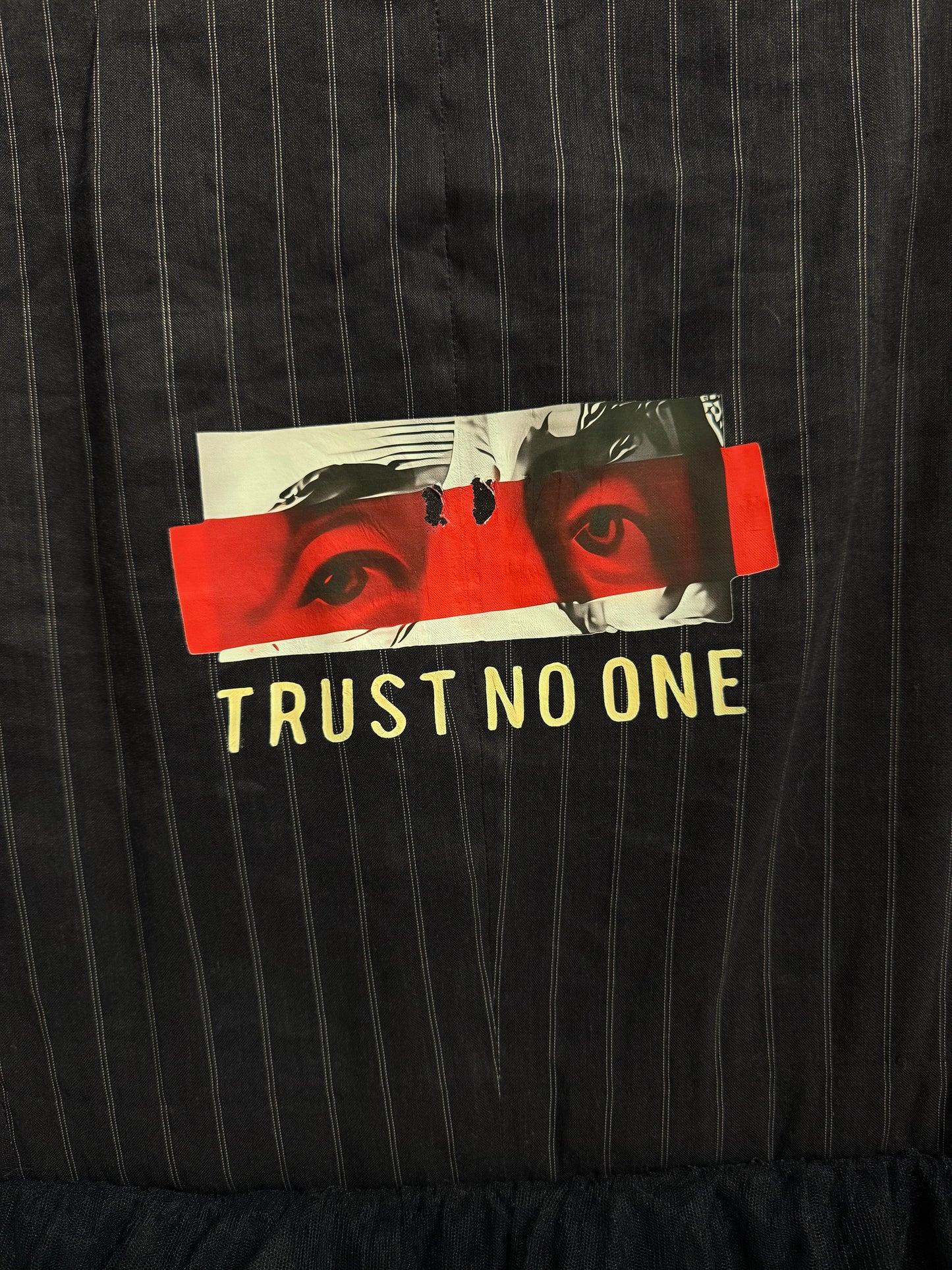 Blazer gessato e tulle ‘Trust no one’