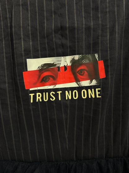 Blazer gessato e tulle ‘Trust no one’