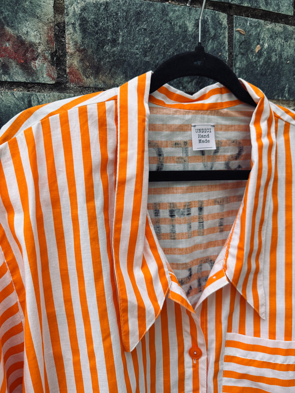 Camicia righe rouge “Mi sveglio ottimista poi passa…” tg.M/L