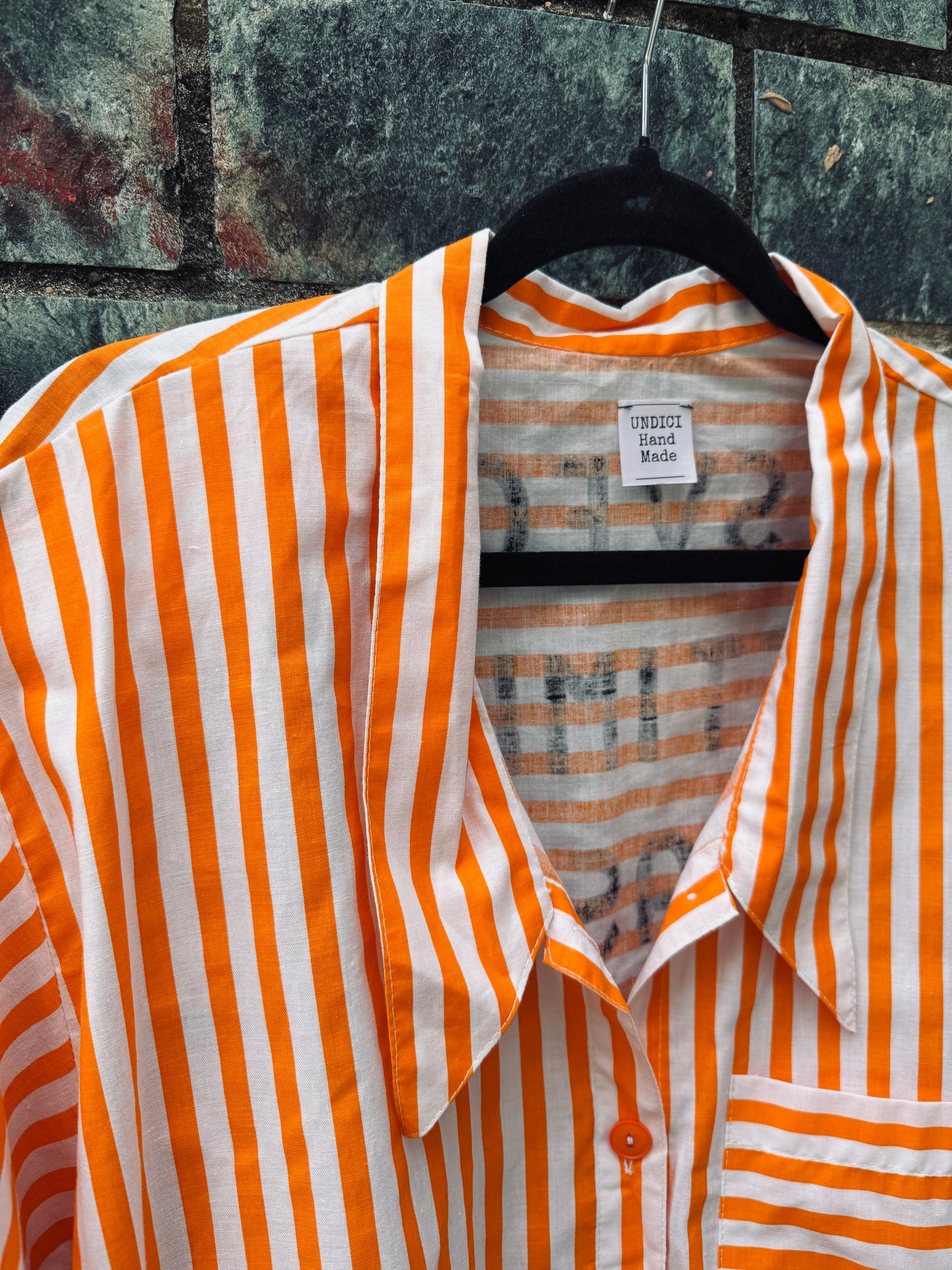 Camicia righe rouge “Mi sveglio ottimista poi passa…” tg.M/L