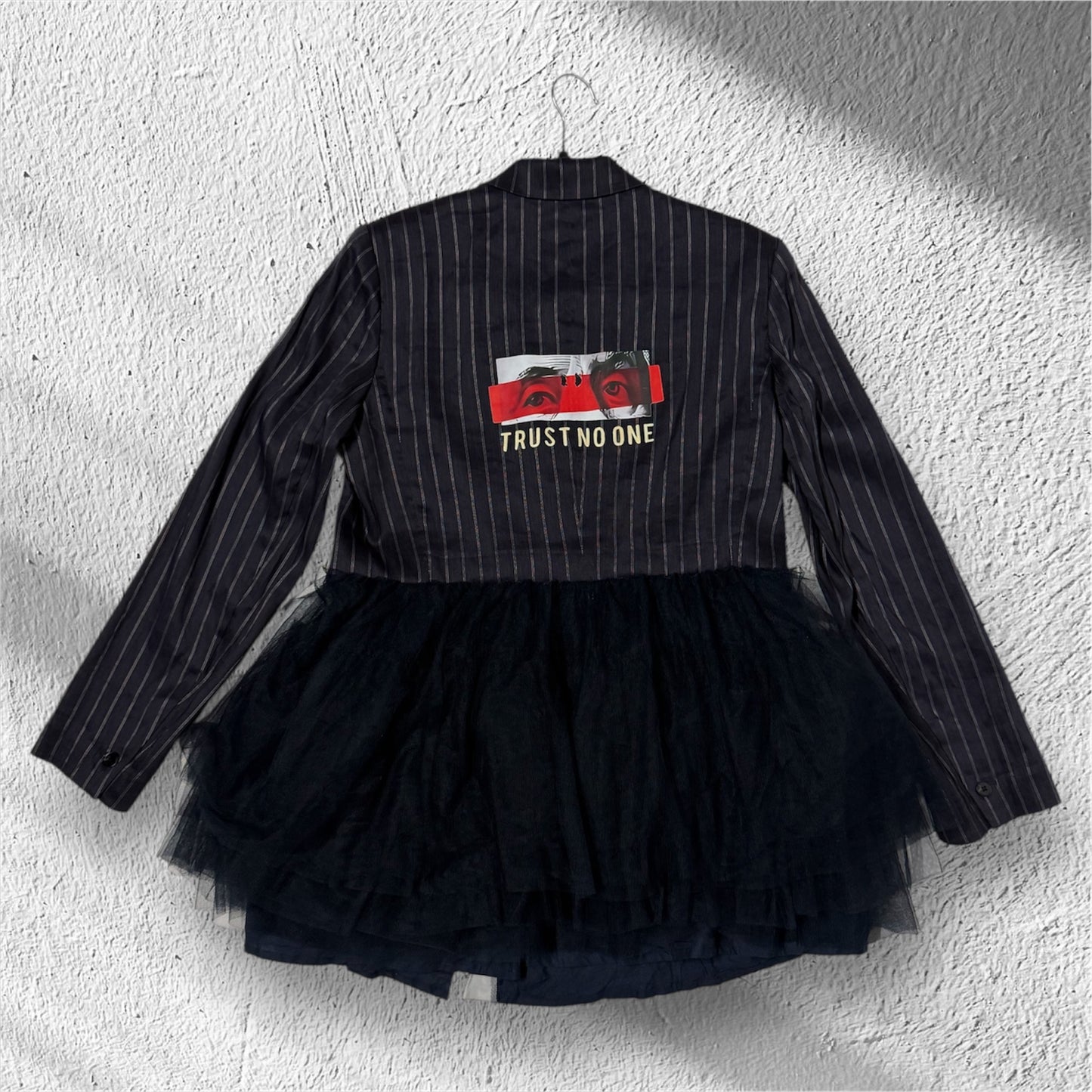 Blazer gessato e tulle ‘Trust no one’