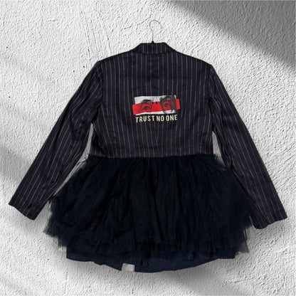 Blazer gessato e tulle ‘Trust no one’