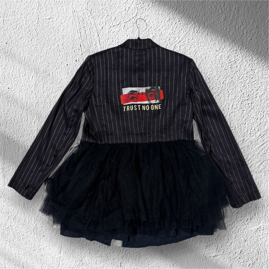 Blazer gessato e tulle ‘Trust no one’