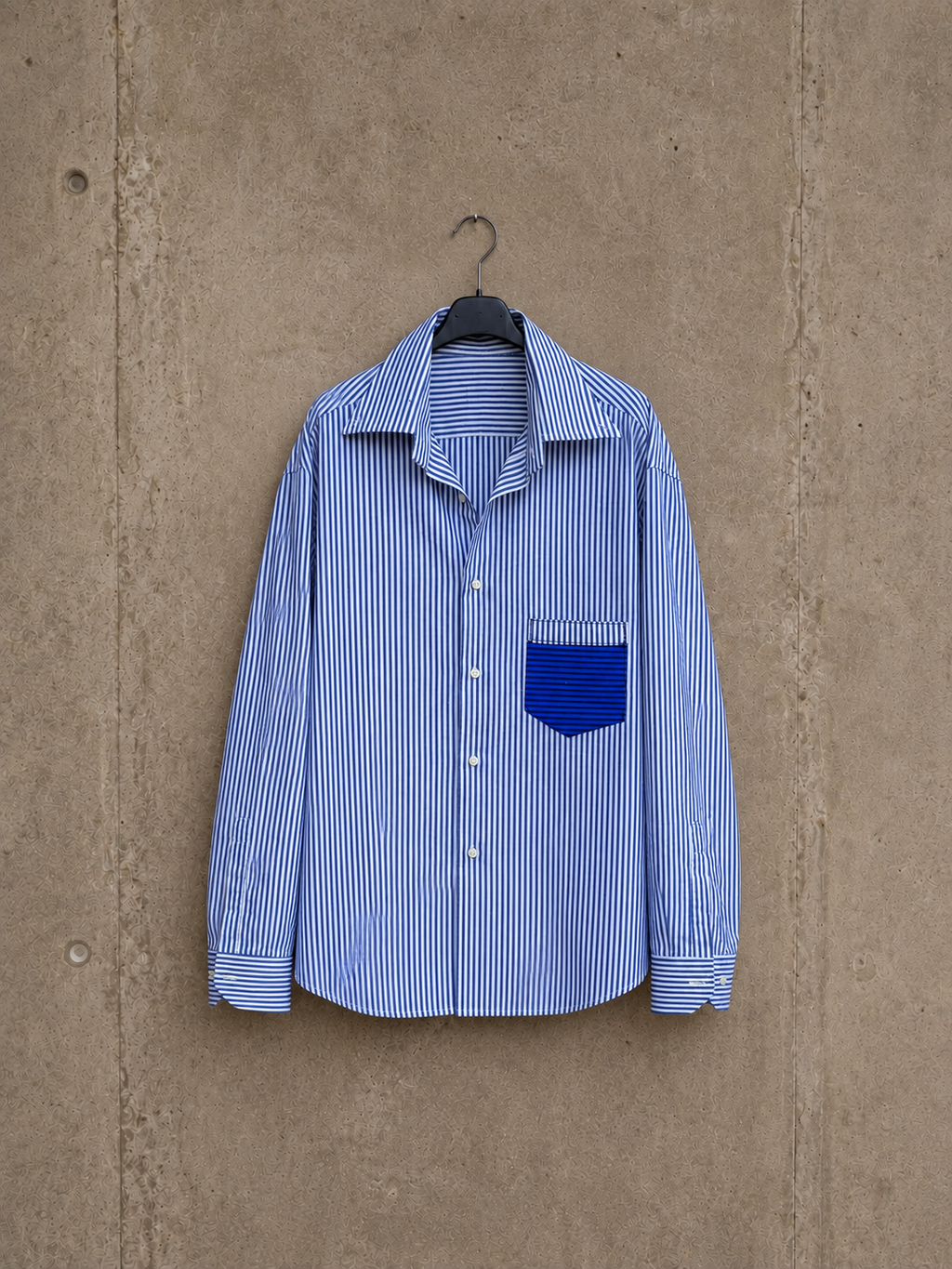 Camicia handprinted ‘ti devi calmare’ upcycling