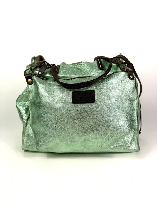 Borsa in pelle laminata verde salvia con tracolla