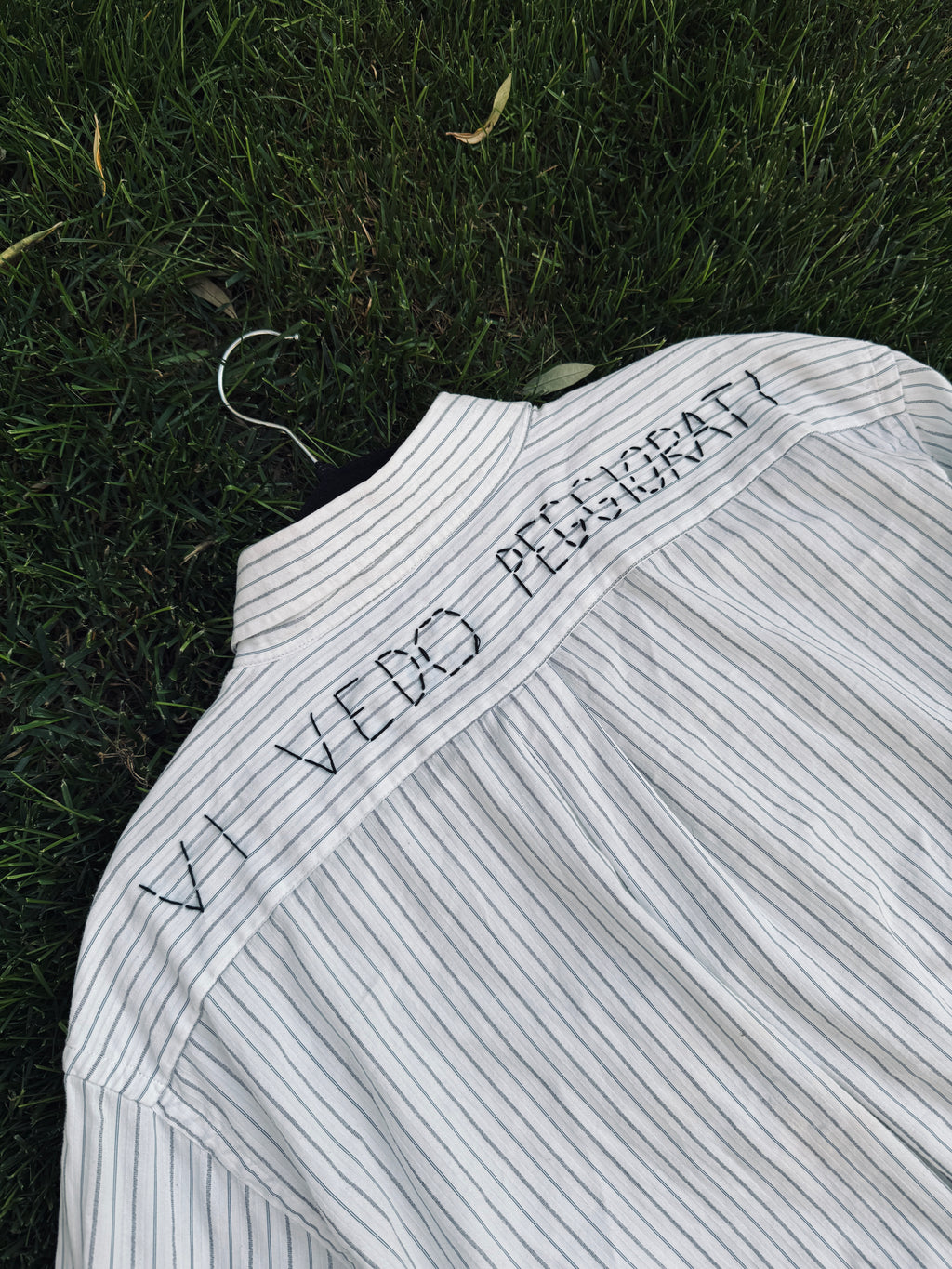 Camicia cropped handmade righe ‘Vi vedo peggiorati’ tg.L