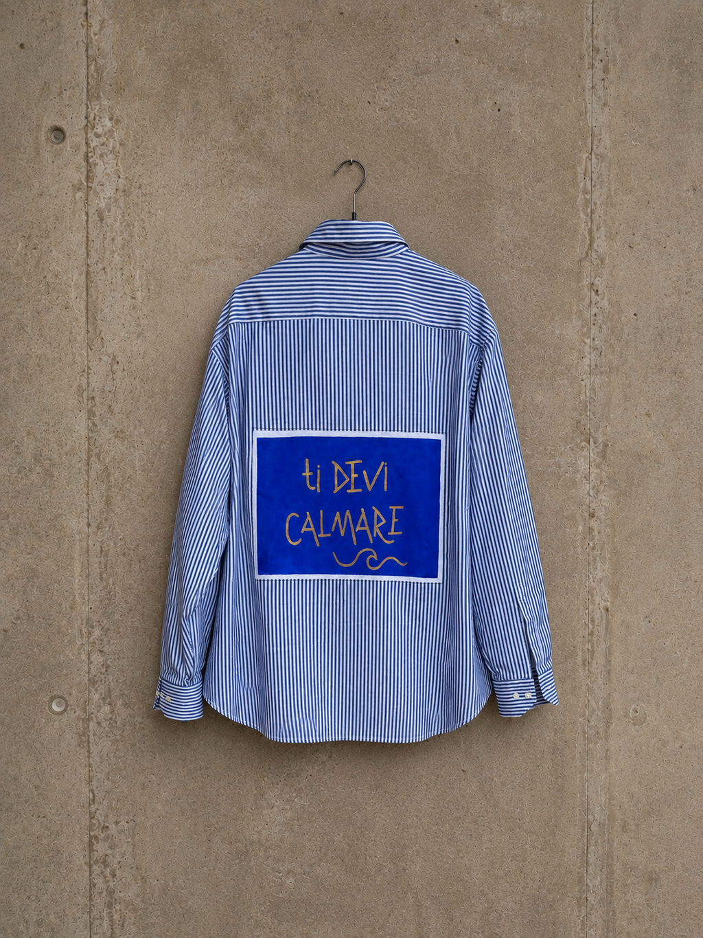 Camicia handprinted ‘ti devi calmare’ upcycling