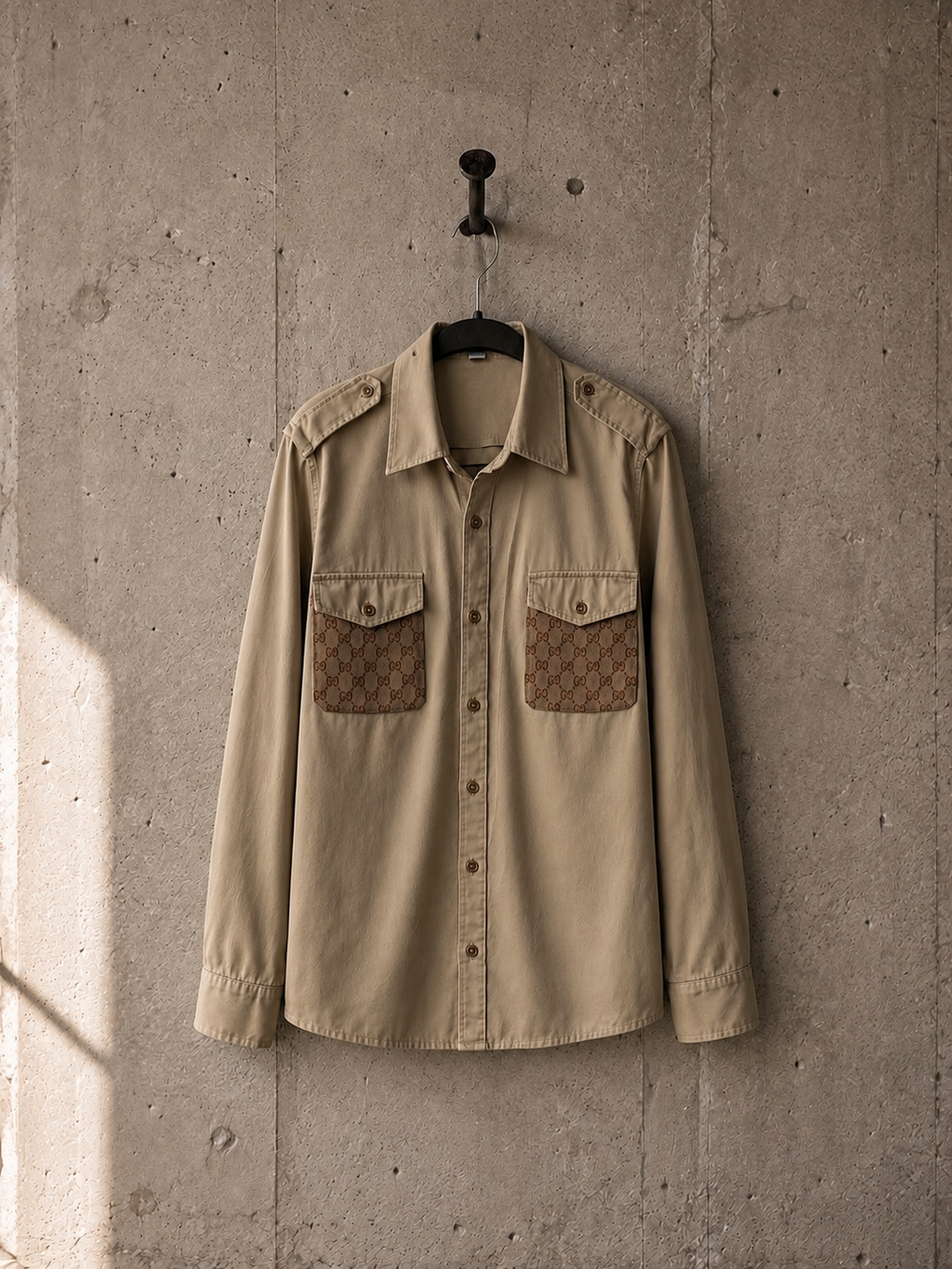 Camicia ‘this is not Gucci’ reworked