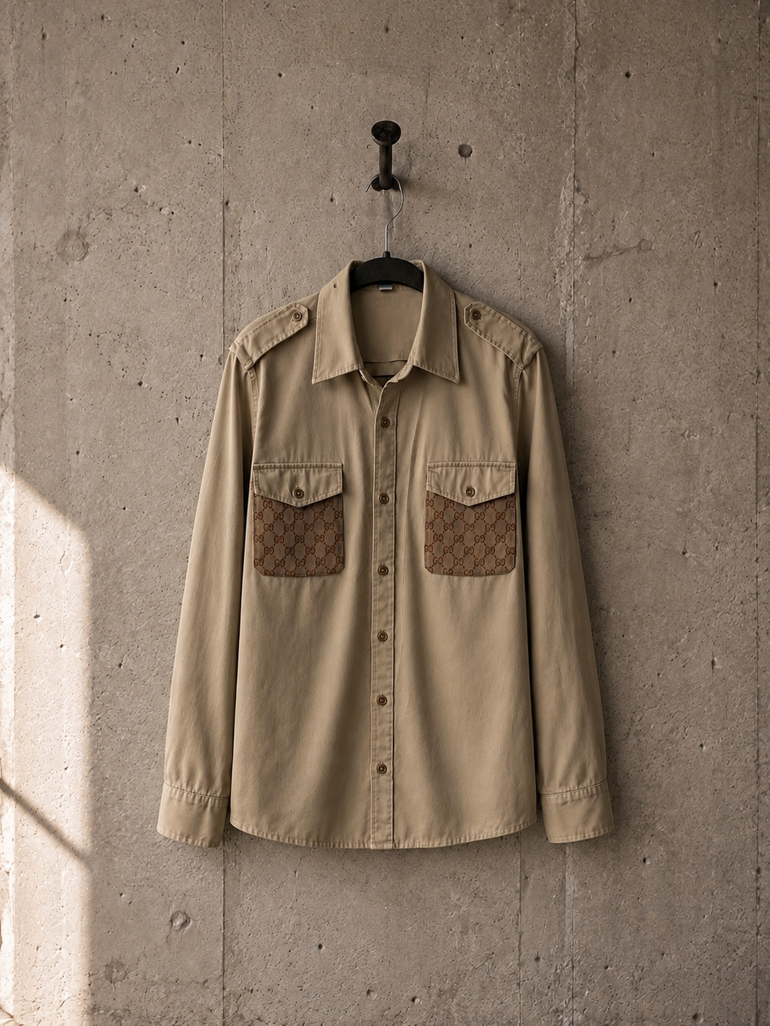 Camicia ‘this is not Gucci’ reworked